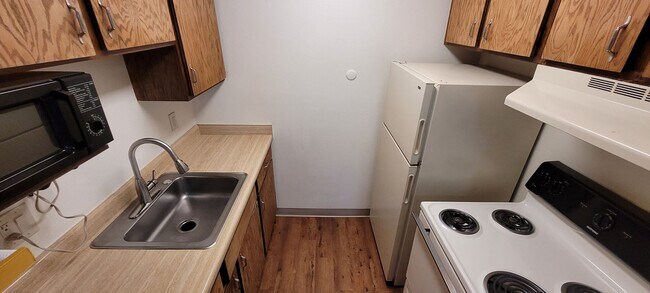 Building Photo - 805 S Circle Dr