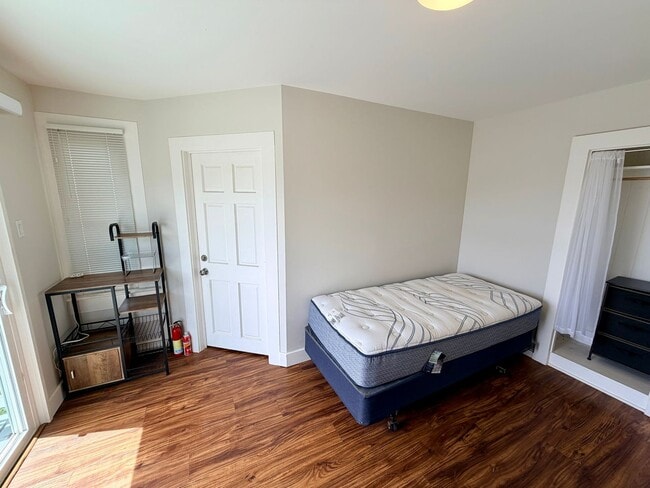 Building Photo - Remodeled studio residence with a panoramic view (Lower Manoa)