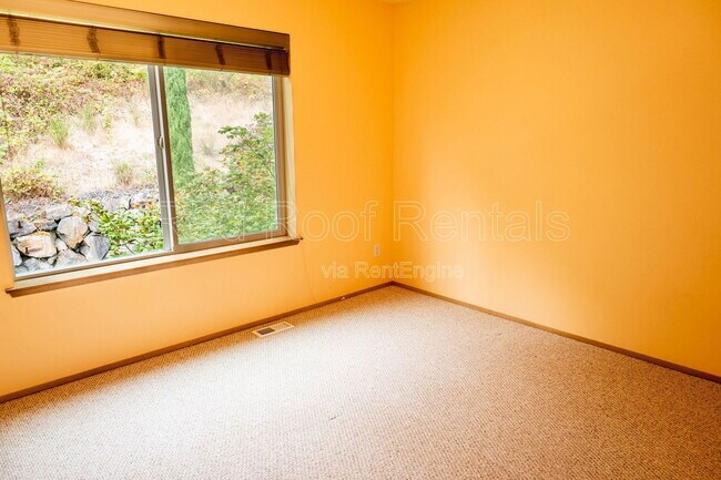 Building Photo - 1208 Burnside Pl