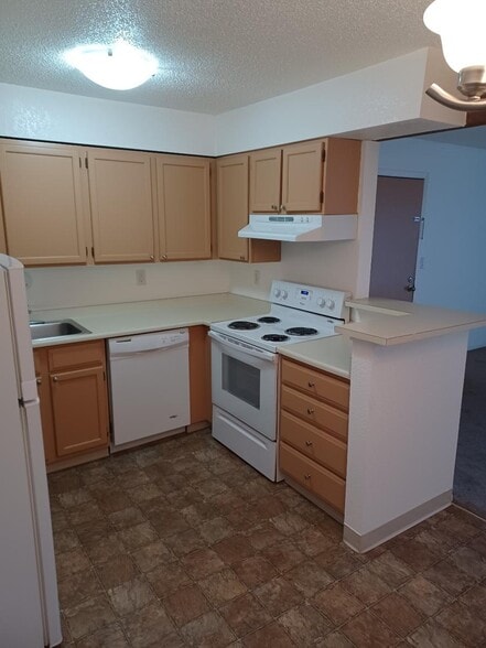 Building Photo - 380 Zang St