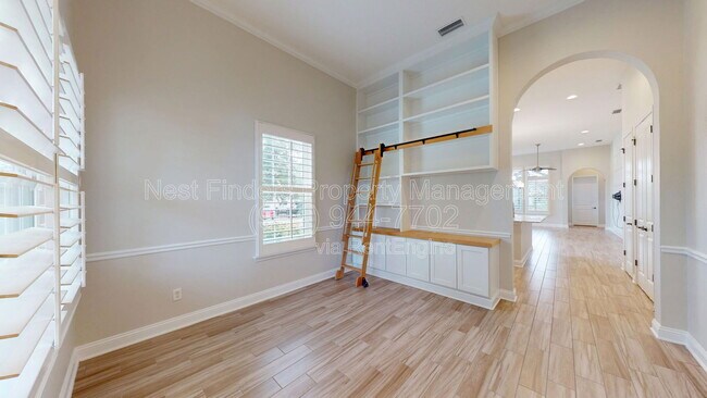 Building Photo - 628 Town Plaza Ave