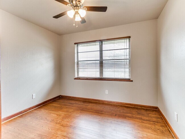 Building Photo - 721 E Bouse Dr