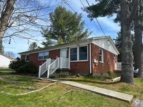 Building Photo - Brick Three bedroom Ranch in Uptown Blacks...