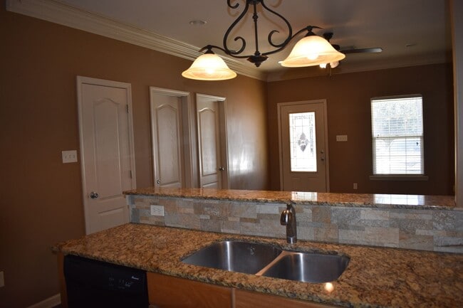 Building Photo - 3 Bedroom Townhouse in Broussard