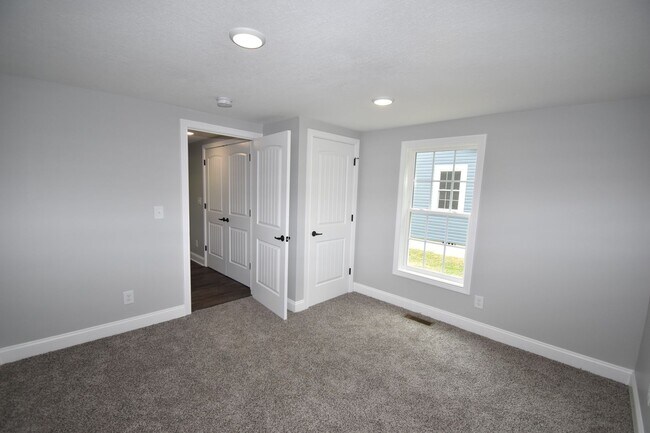 Building Photo - 2 Bedroom Home For Rent Near APSU!