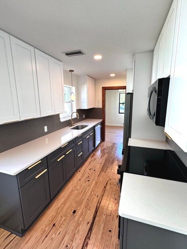 Building Photo - Immaculate, fully remodeled home in the hi...