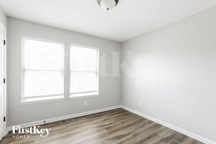 Building Photo - 10736 N Laurel Ave