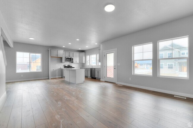 Building Photo - 6757 E Lakeside Dr