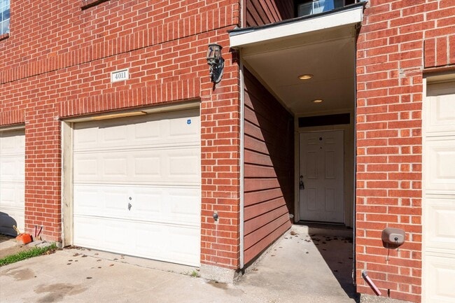 Building Photo - Newly Renovated 2-Story 3-Bedroom Property in Dallas - ($500 OFF the first month’s rent)