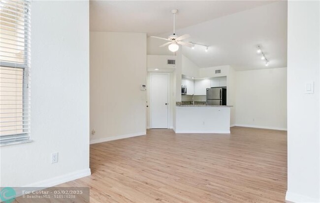 Building Photo - 417 Vista Isles Dr