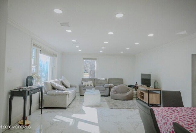 Building Photo - 295 Roosevelt Ave