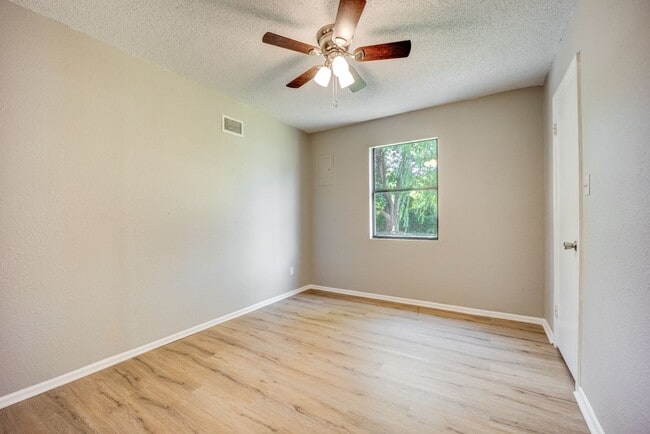 Building Photo - ***Free Month Rent, Low Deposit*** Freshly Updated 3 Bedroom House