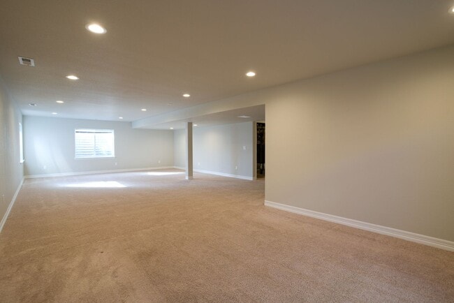 Building Photo - 5 Bed 3 Bath 3 Car Garage Rancher!!!