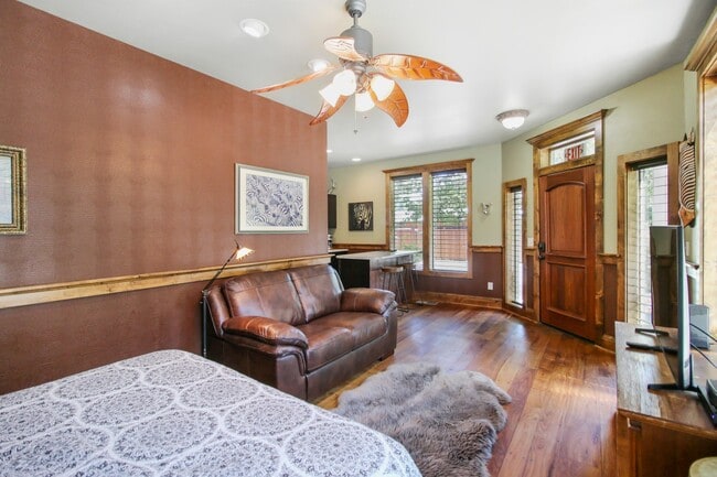 Building Photo - Safari Suite: Cozy, Downtown Jacksonville, First Floor $300 Utility Fee