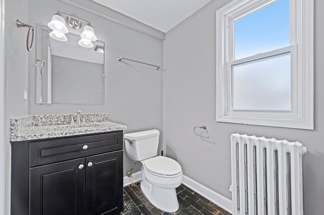 Building Photo - 233 Llewellyn Ave