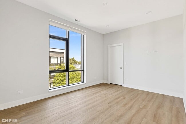 Building Photo - 3204 N Lawndale Ave