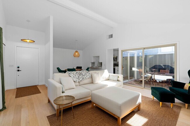 Primary Photo - Spacious 2 Bed, 2 Bath Condo Near Downtown...