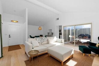 Building Photo - Spacious 2 Bed, 2 Bath Condo Near Downtown...