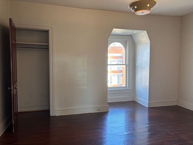 Building Photo - Move In Ready! 4 Bedroom Apartment in York...