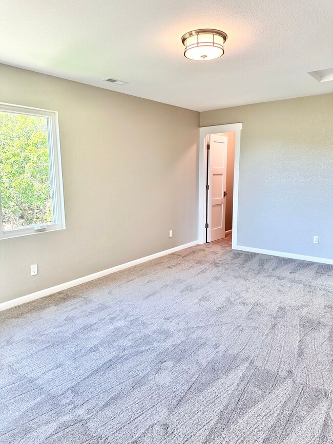 Building Photo - Move In Ready fully remodeled home for ren...