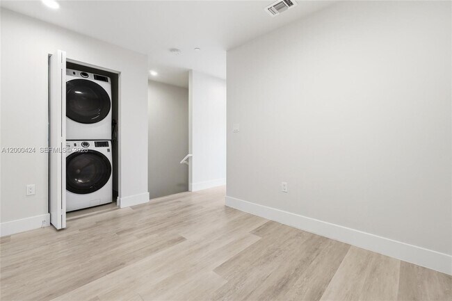 Building Photo - 2505 NE 193rd St