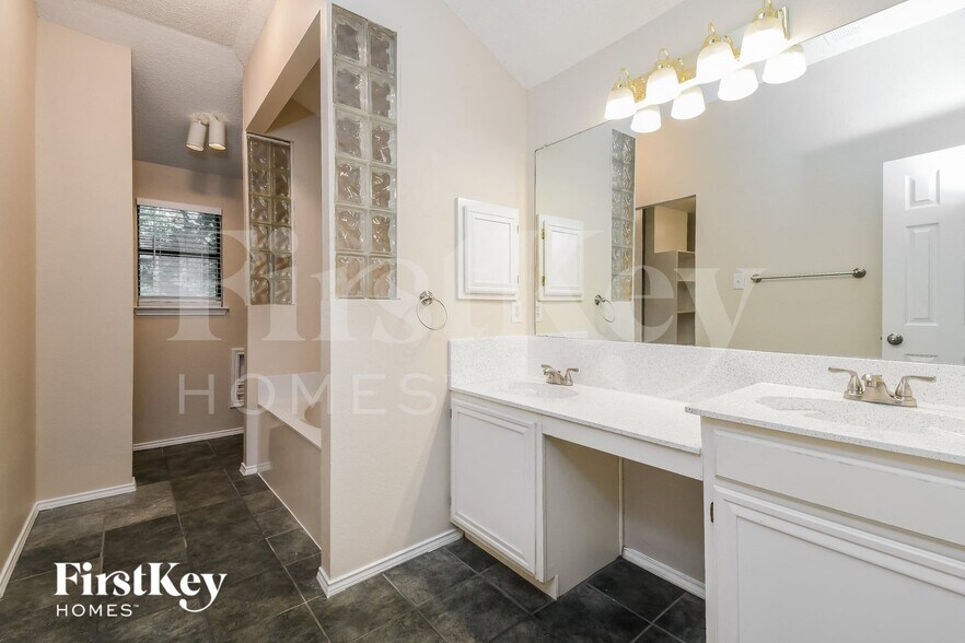 Building Photo - 905 Shady Brook Ln