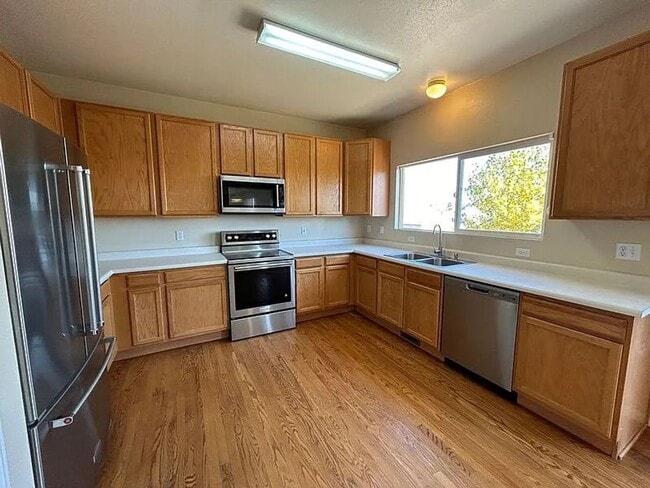 Building Photo - 4 Bedroom 3 Bath Single Family Home -D20 Schools