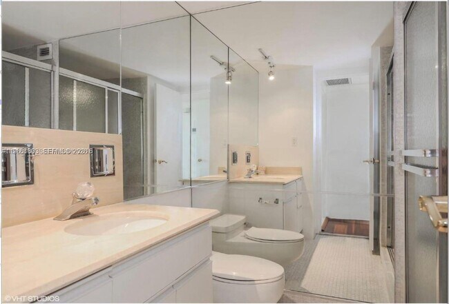 Building Photo - 5700 Collins Ave