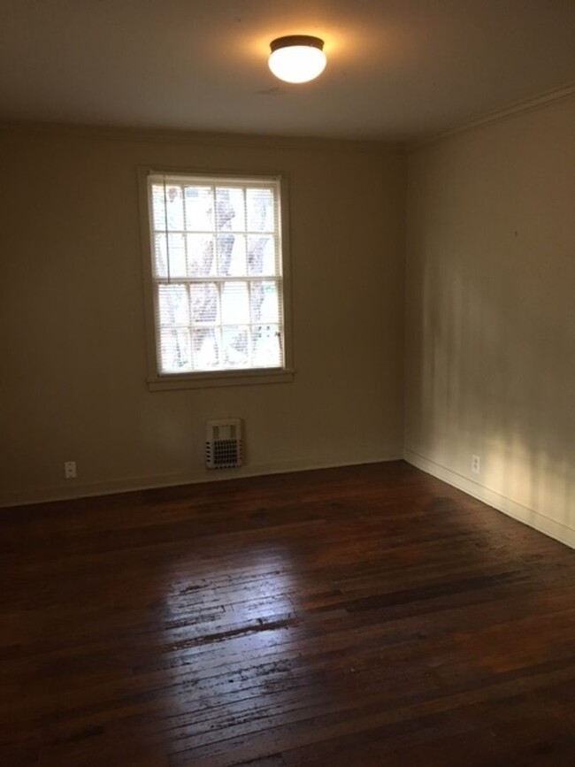 Building Photo - 2 bedroom 1 bath close to VSU and downtown