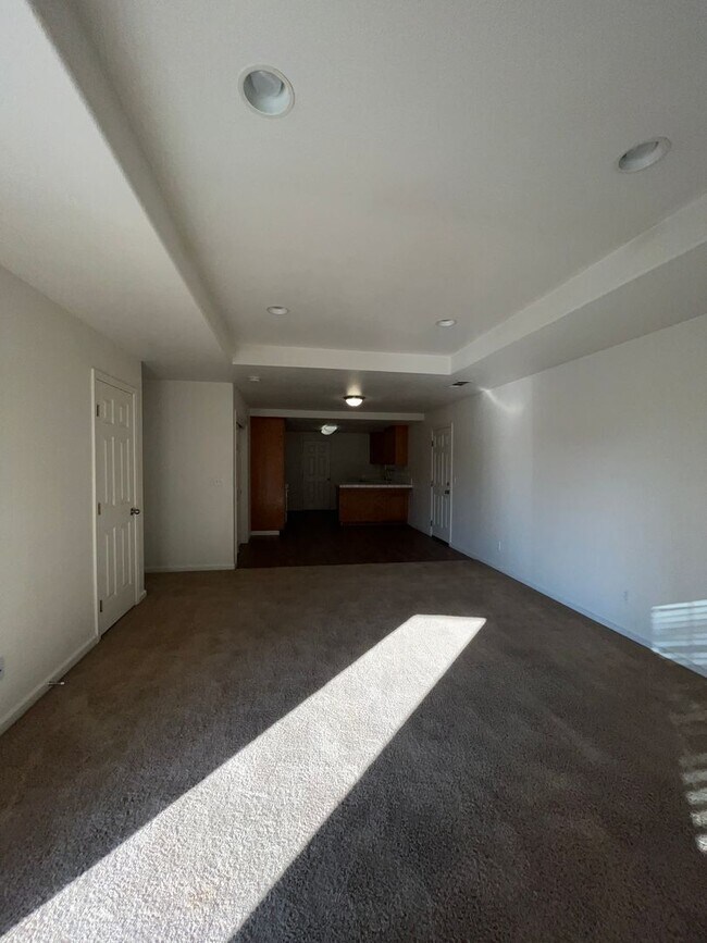 Building Photo - 2404