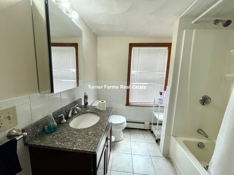 Building Photo - 585A Somerville Ave