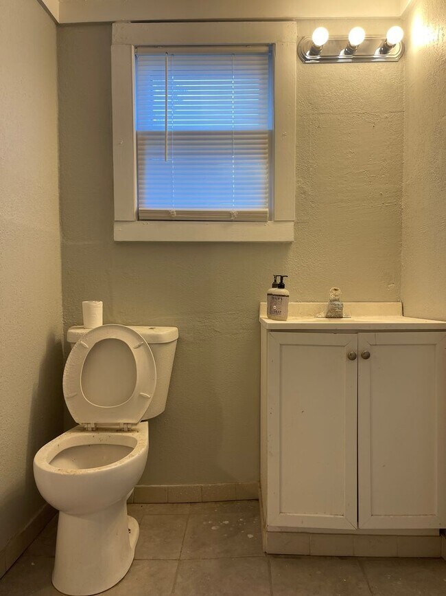 Building Photo - Cute 2 Bedroom Home in Herrin