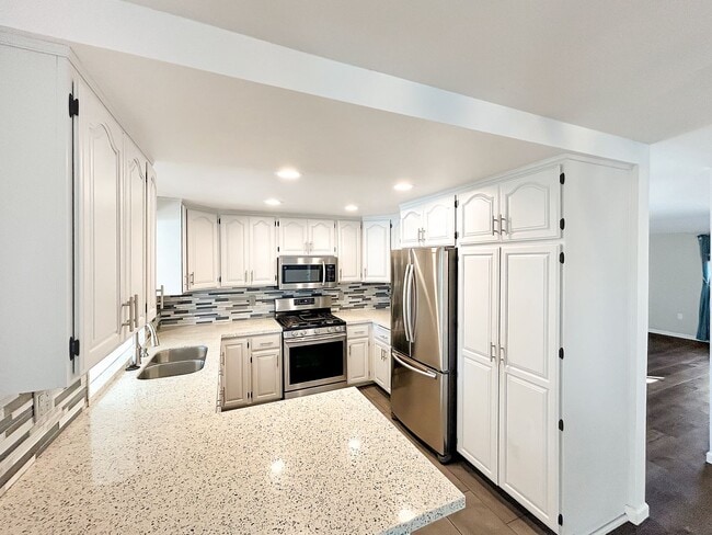 Building Photo - Beautiful 4BD/2BA W/ Attached Garage in Cl...