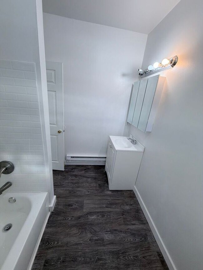 Building Photo - Inspected and Approved 3 Bedroom 1 Bath w PARKING & Appliances