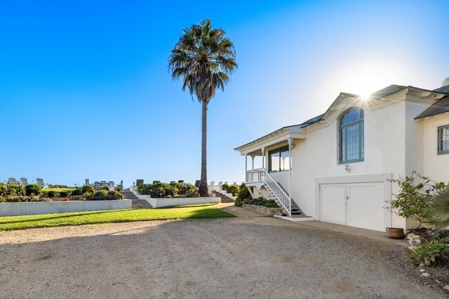 Building Photo - 867 Sand Point Rd