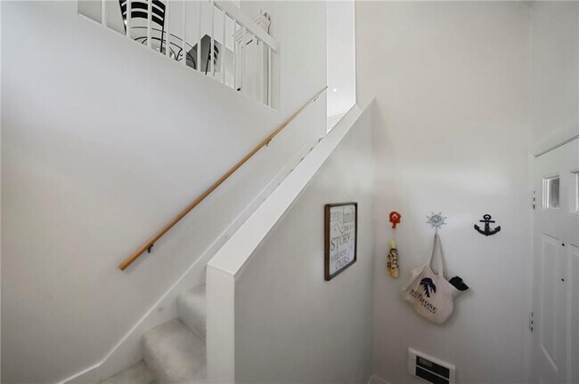 Building Photo - 364 Bellevue Ave