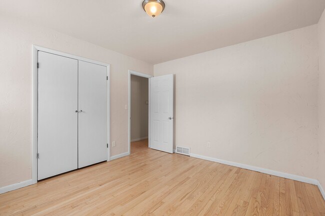 Building Photo - 1045 Green Acres Ln