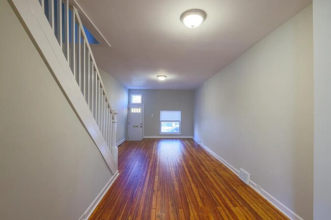 Building Photo - Updated 3bdrm 1bath in the middle of Greektown!!!