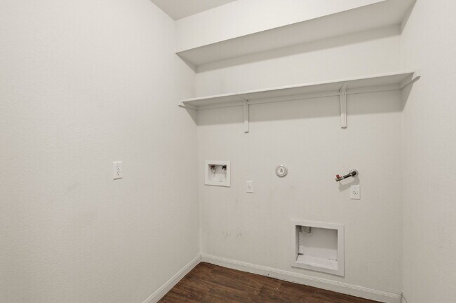Building Photo - 4 Bed, No Carpet Home in Kyle, Available for Immediate Move-In