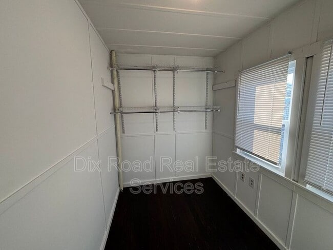 Building Photo - 304 Stanley St