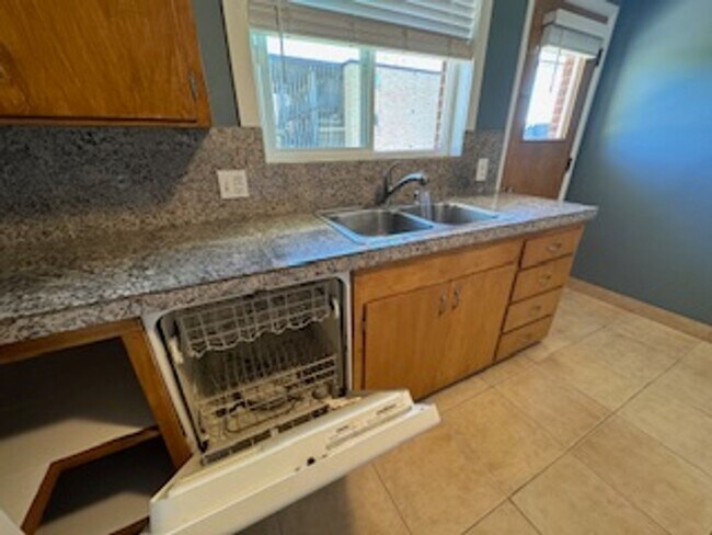 Building Photo - GORGEOUS Avenues Home!!!