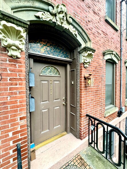 Building Photo - 211 York St