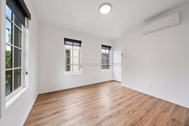 Building Photo - Modern Three-Story Townhouse in Hosford-Ab...