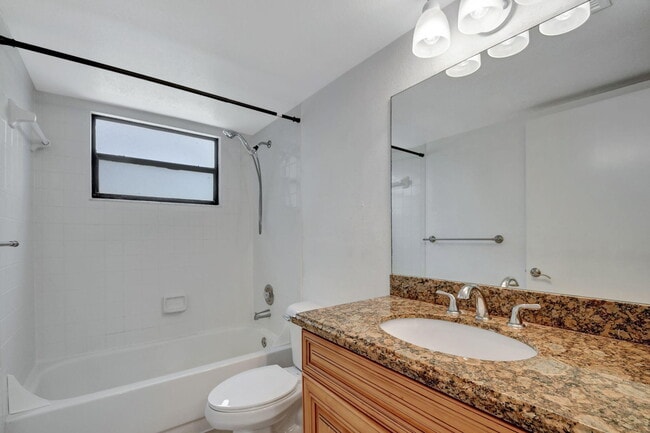 Building Photo - 1495 Lake Crystal Dr