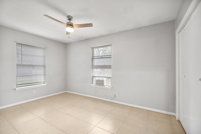 Building Photo - 5605 1/2 Jim Hogg Ave-