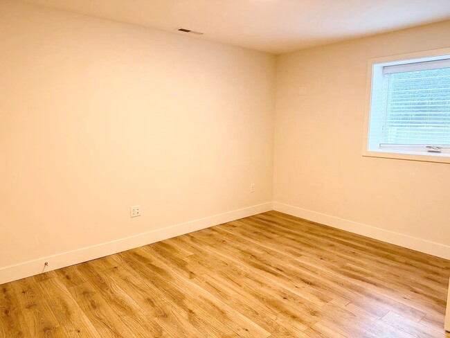 Building Photo - 4 bed/3.5 Bath Townhouse in Richmond Neigh...