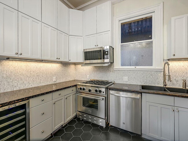 Building Photo - 2-Bed Oasis in the Heart of San Francisco - Spacious 1300 Sq Ft!"
