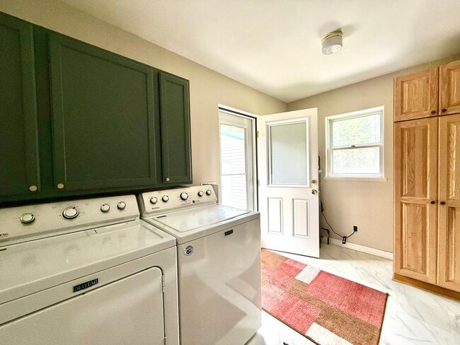 Building Photo - Three Bedroom Home in Whitehall - Deck, Ga...