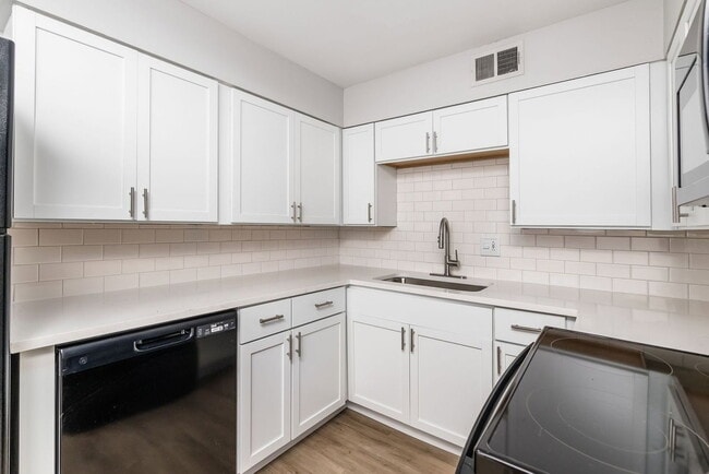 Building Photo - 611 Riverview Dr