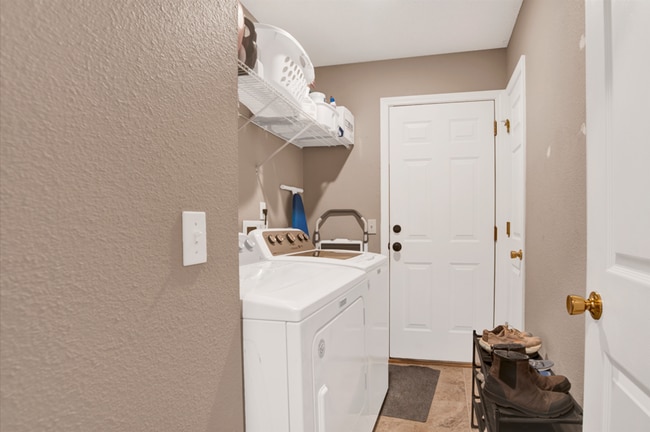 Building Photo - 3 Bed 2 Bath Home in Desired Neighborhood in West Pensacola